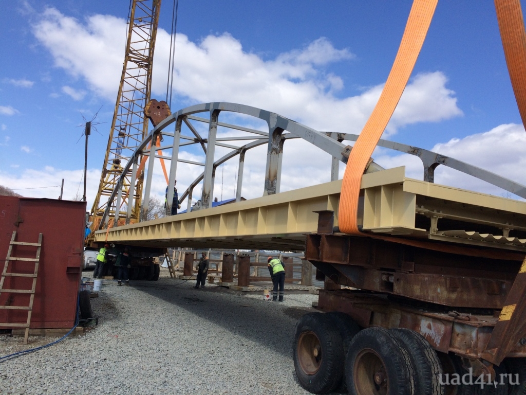 Перевозка пролётного строения пешеходного моста для монтажа в проектное положение.