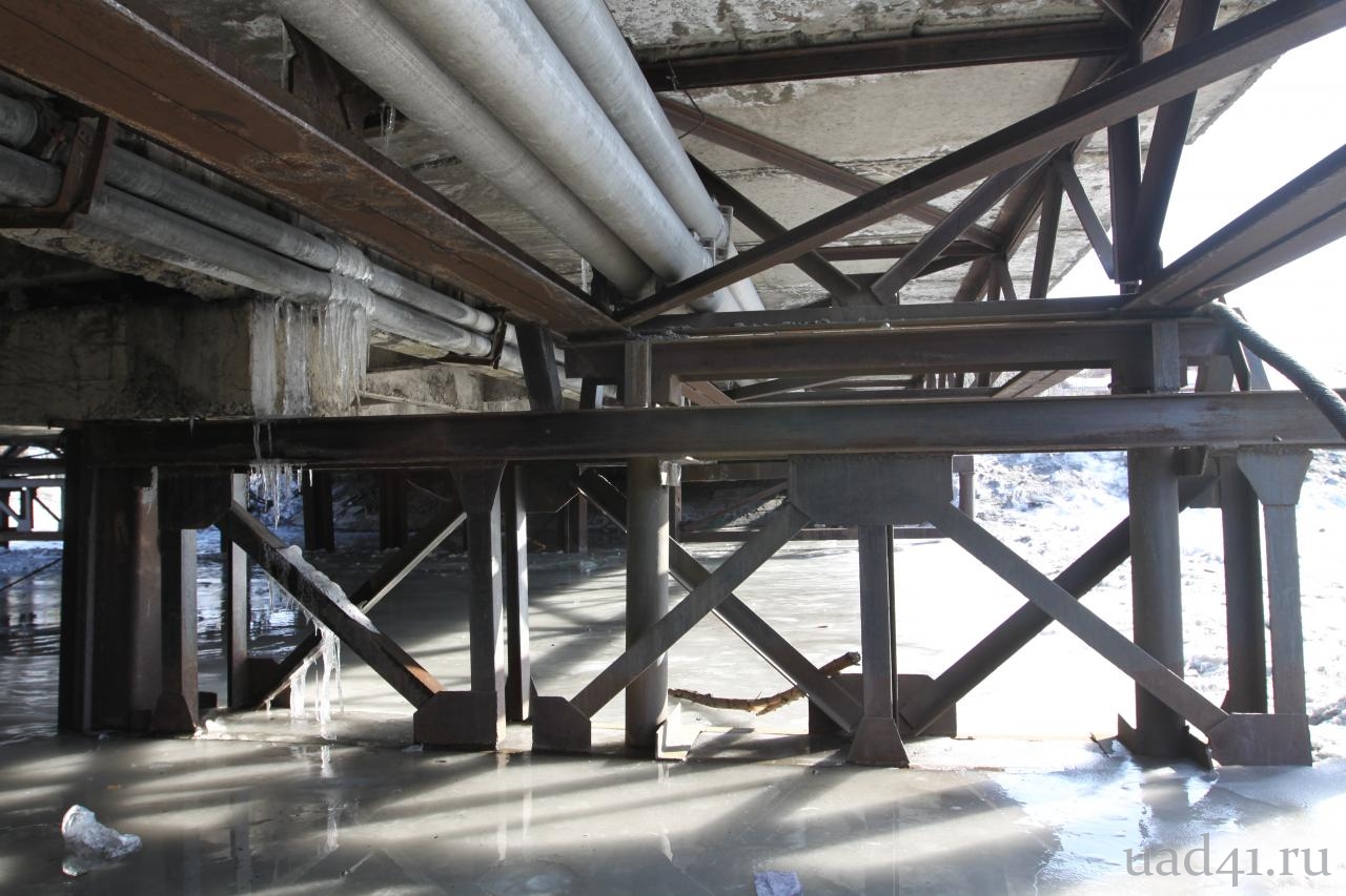 Старый мост. Инженерные сети проложенные под мостом.